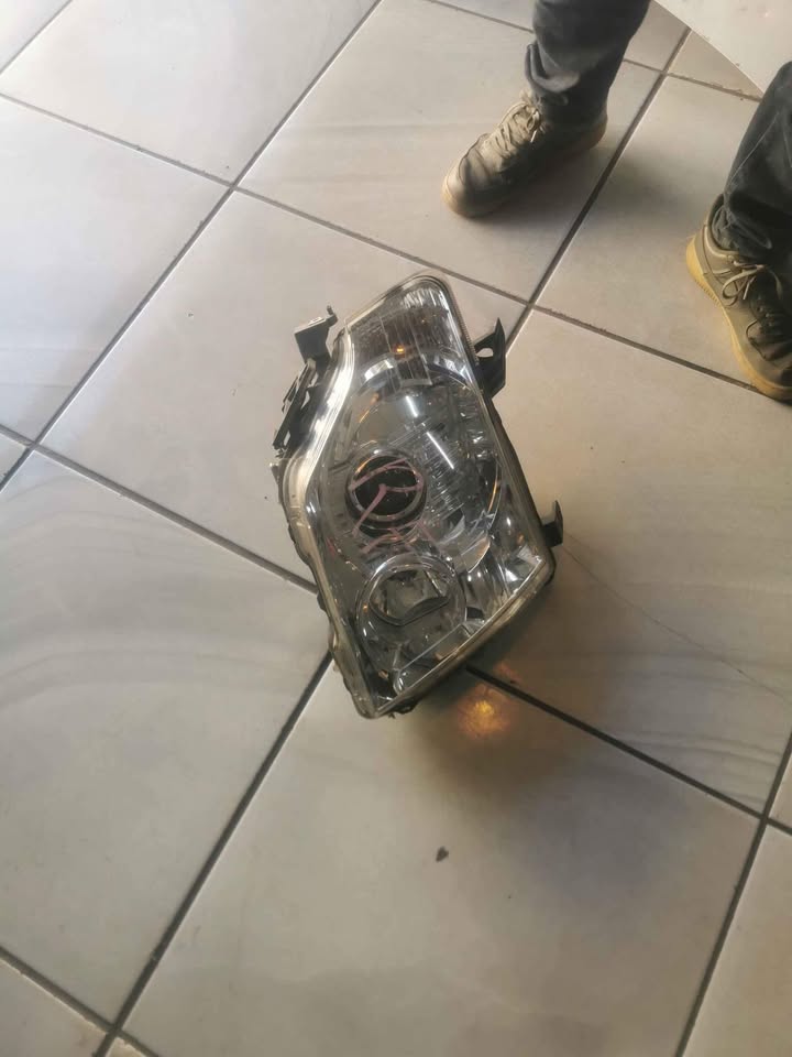 Mitsubishi Pajero right complete headlight - Private Seller Mitsubishi Pajero right complete headlight - Private Seller