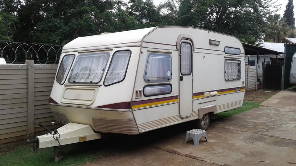 1988 Wilk Emerald Vol tent  Hoek bed Yskas Mikrogolf Stoof Badkamer Ruim woonwa met baie kaste - Private Seller