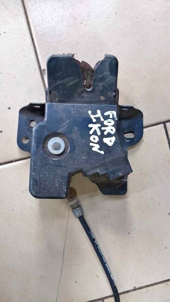 Ford Ikon boot lock