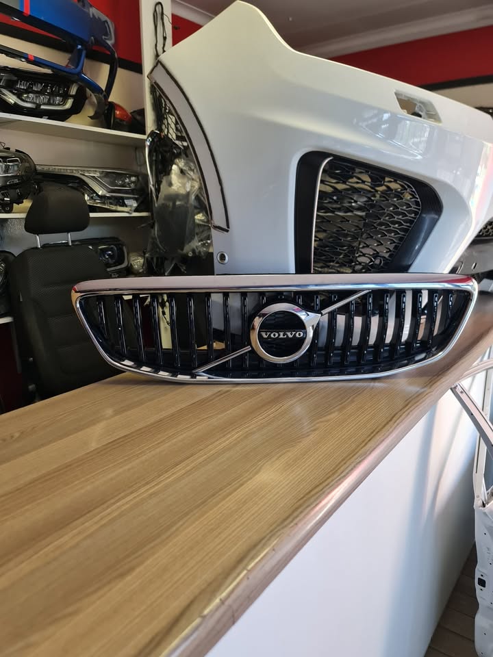 2019 VOLVO V40 MAIN GRILL FOR SALE SUPER CLEAN - Private Seller