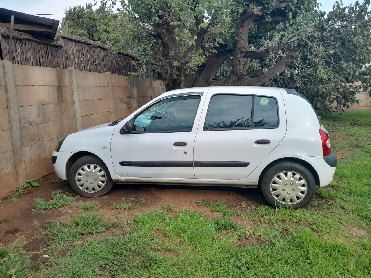 Used 2002 Renault Clio 1.6 Avantage - Private Seller Used 2002 Renault Clio 1.6 Avantage - Private Seller