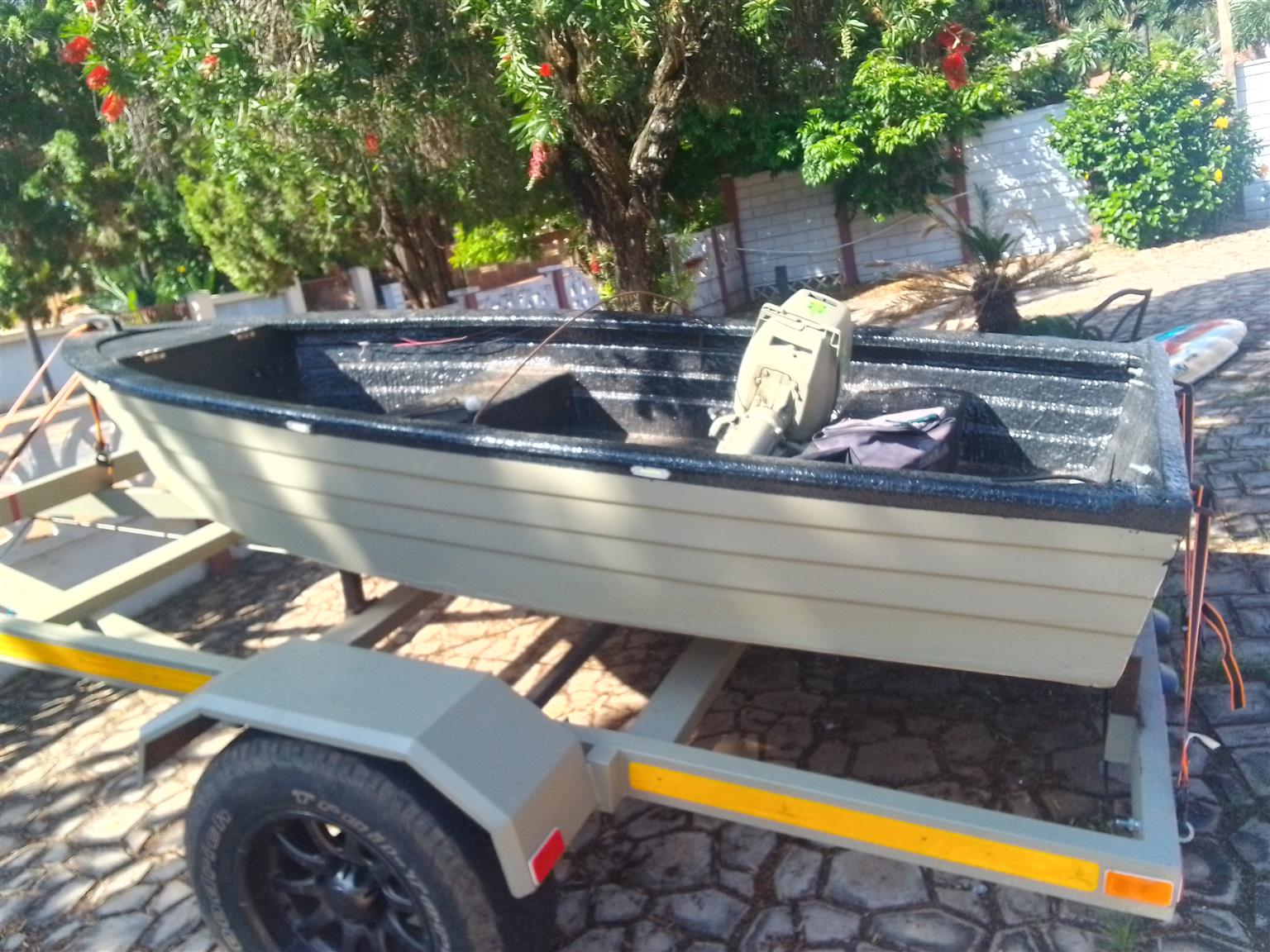 Bait boat with 2 motors