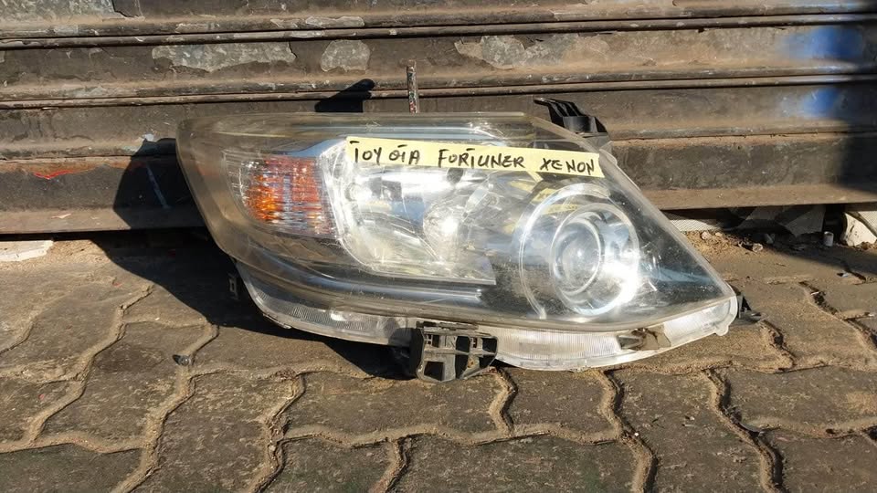 Toyota Fortuner headlight xenon headlight - Private Seller Toyota Fortuner headlight xenon headlight - Private Seller