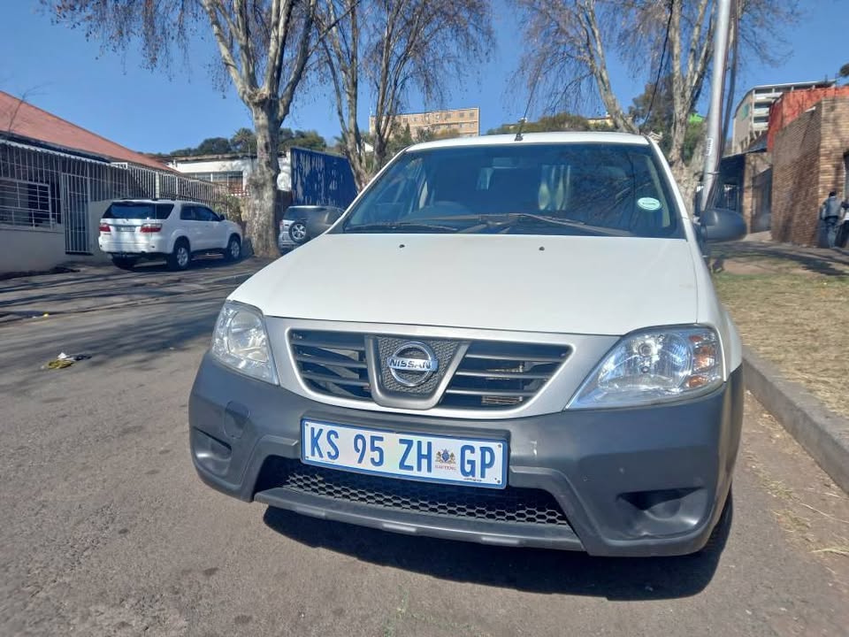 2022 NISSAN NP200 BAKKIE 1.6 MANUAL, PETROL, CANOPY, WHITE, 69000KM
