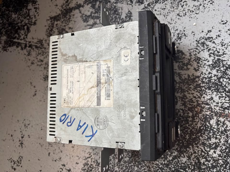 Kia Rio radio - Private Seller