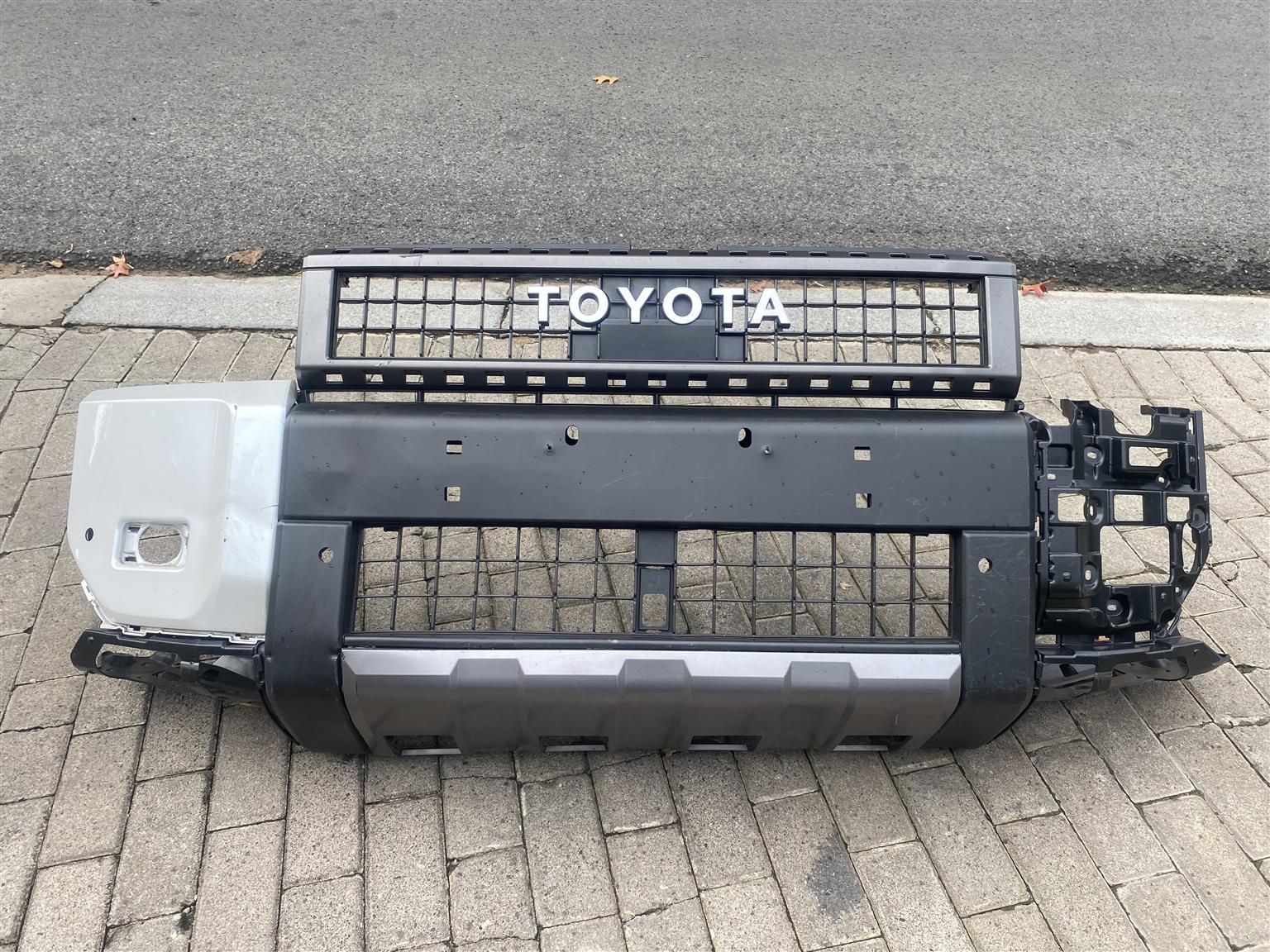 2025 TOYOTA LAND CRUISER PRADO VX-R FRONT BUMPER FOR SALE.IN EXCELLENT CONDITION - Private Seller 2025 TOYOTA LAND CRUISER PRADO VX-R FRONT BUMPER FOR SALE.IN EXCELLENT CONDITION - Private Seller