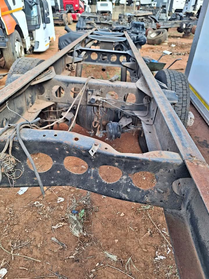 Nissan UD95 chasis with diffs&suspension stripping for parts