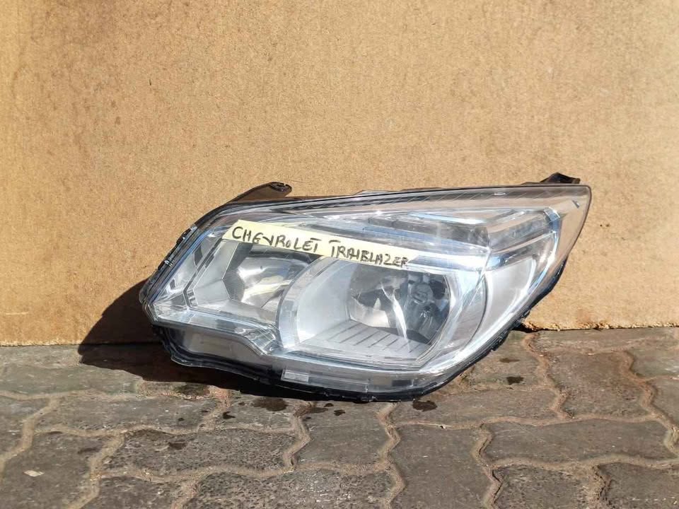 CHEVROLET TRIALBLAZER HEADLIGHT (LEFT SIDE) VERY CLEAN - Private Seller CHEVROLET TRIALBLAZER HEADLIGHT (LEFT SIDE) VERY CLEAN - Private Seller