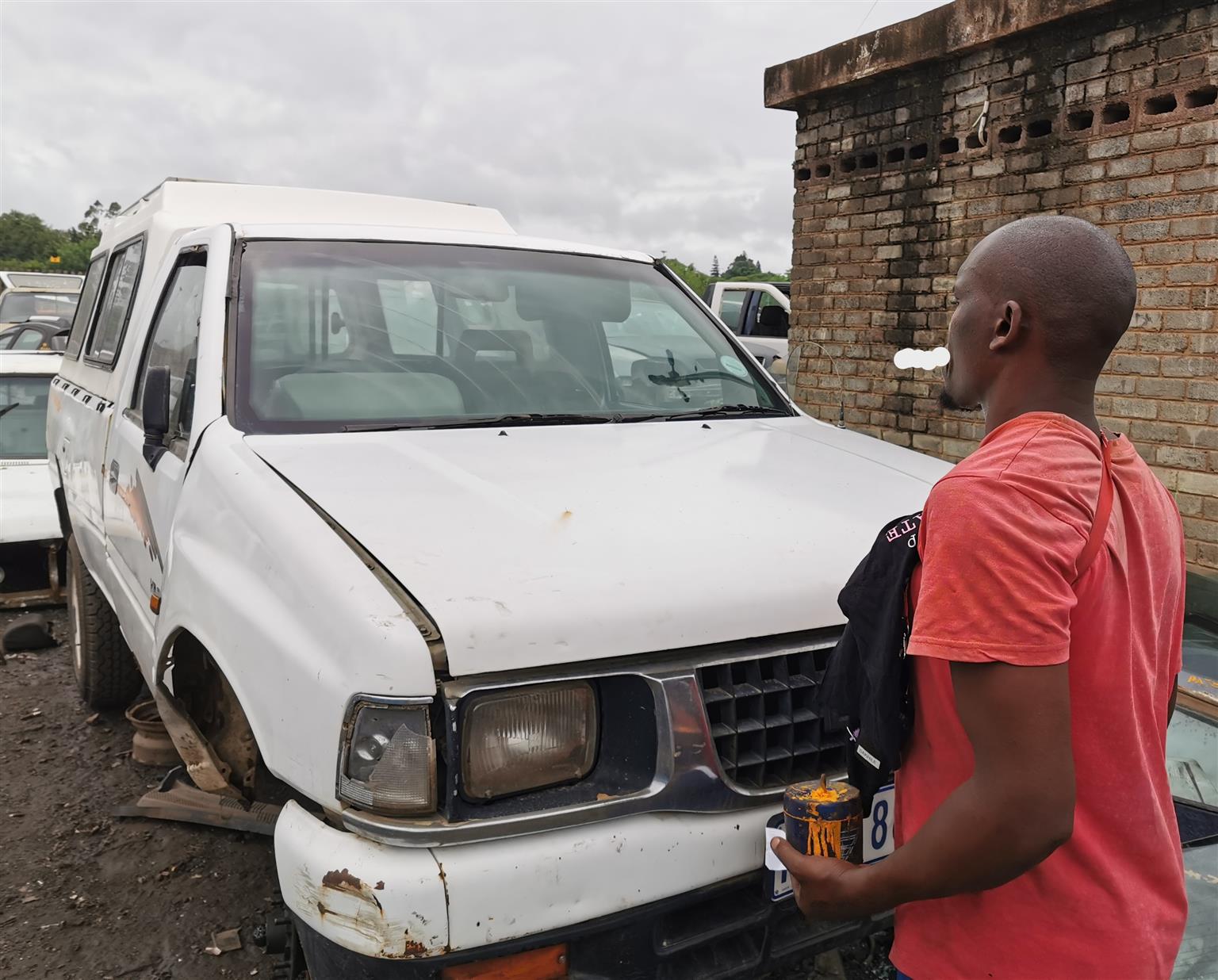 Stripping 1995 Isuzu KB200 for spare parts.