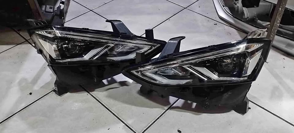 ISUZU MU-X HEADLIGHTS L/RHS AVAILABLE - Private Seller ISUZU MU-X HEADLIGHTS L/RHS AVAILABLE - Private Seller