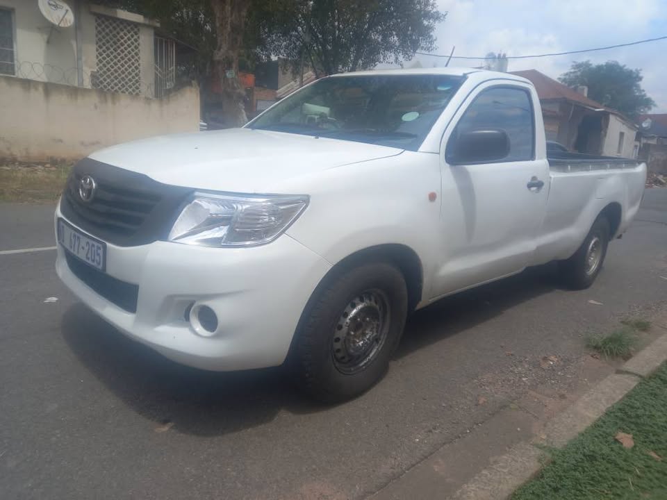 2013 Toyota Hilux Single cab low Raider White 2.5 Diesel, Manual, 141000kms. Leather Seats.