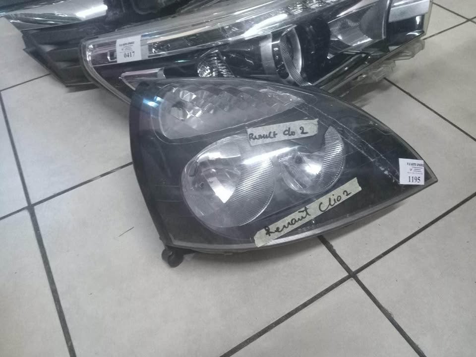 Renault Clio 2 headlight - Private Seller Renault Clio 2 headlight - Private Seller