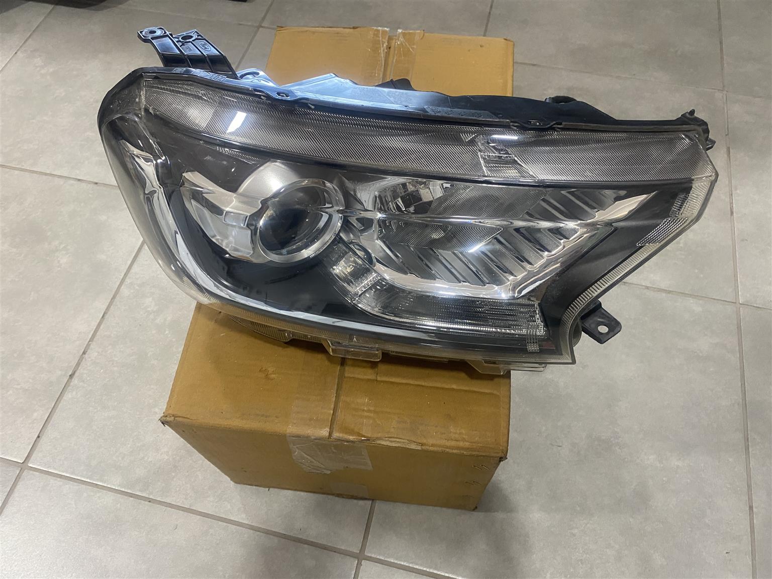 2019 FORD RANGER T7/T8 HEADLIGHT RIGHT SIDE FOR SALE. IN EXCELLENT CONDITION - Private Seller 2019 FORD RANGER T7/T8 HEADLIGHT RIGHT SIDE FOR SALE. IN EXCELLENT CONDITION - Private Seller
