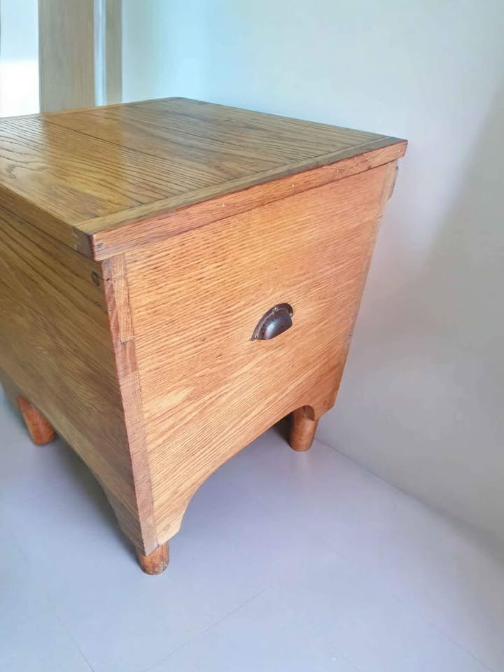 Vintage solid Oak comode in stunning condition