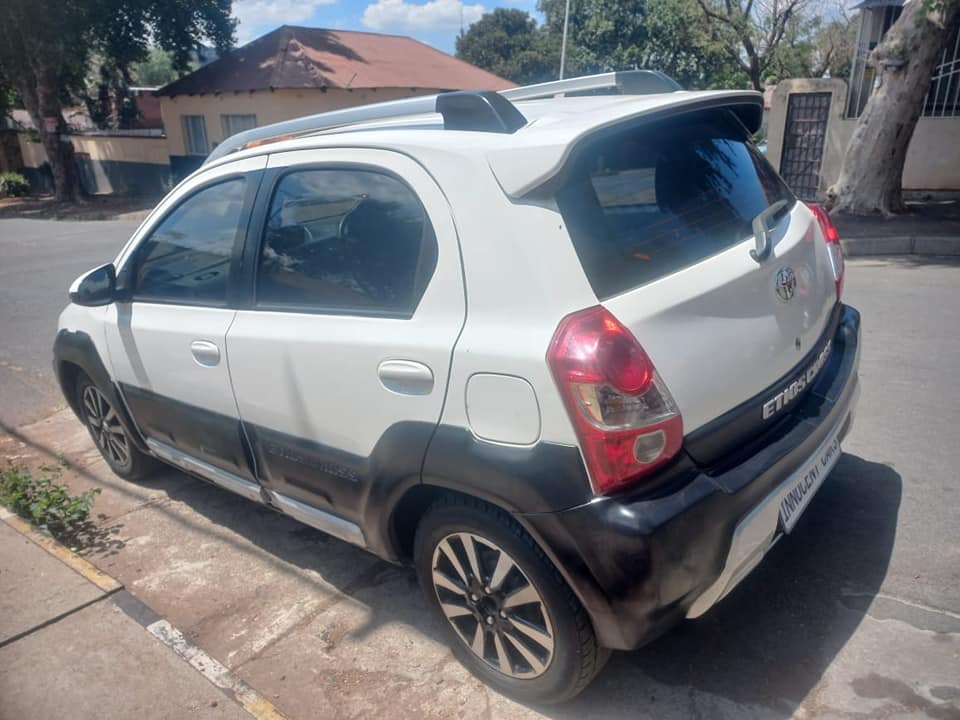 2015 TOYOTA ETIOS CROSS 1.5 PETROL, MANUAL, WHITE COLOR, MILEAGE 85000KMS