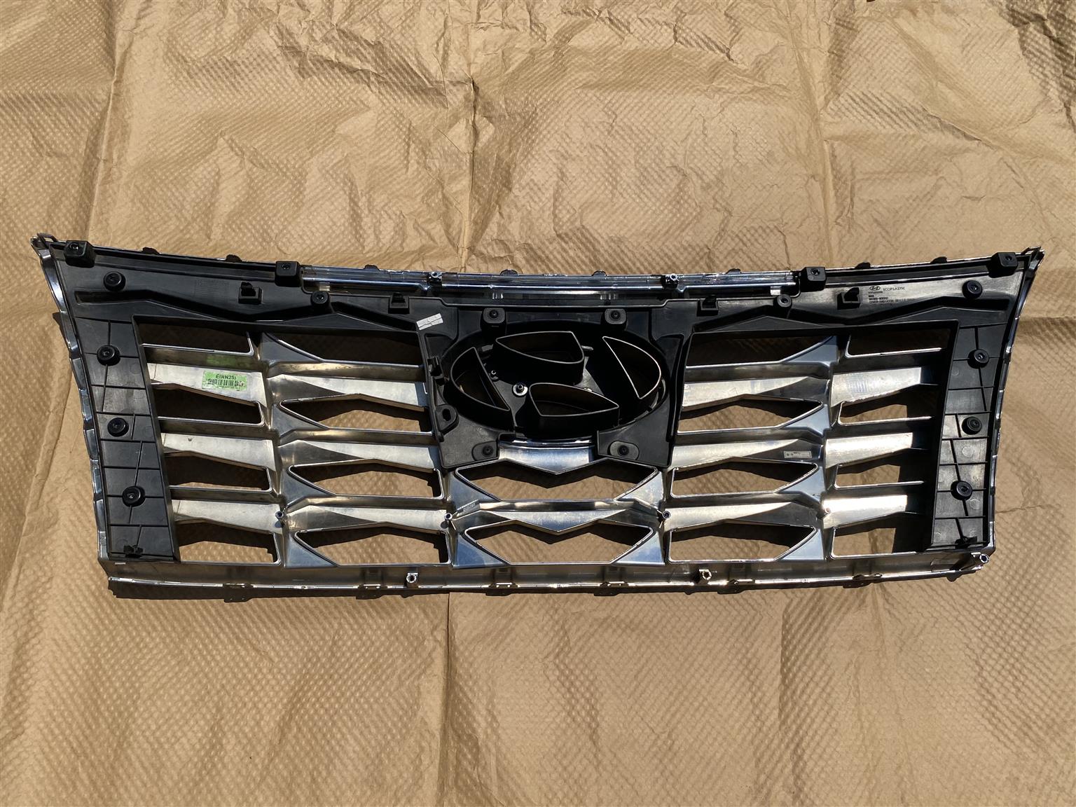 2023 HYUNDAI TUCSON MAIN BUMPER GRILL FOR SALE. IN PRISTINE CONDITION - Private Seller