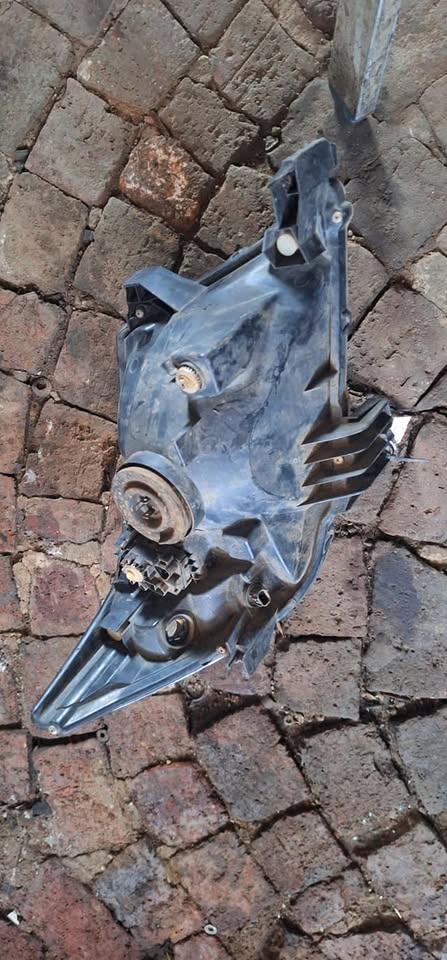 Toyota Hilux 3.0 D4D Left Side Headlight For Sale - Private Seller Toyota Hilux 3.0 D4D Left Side Headlight For Sale - Private Seller