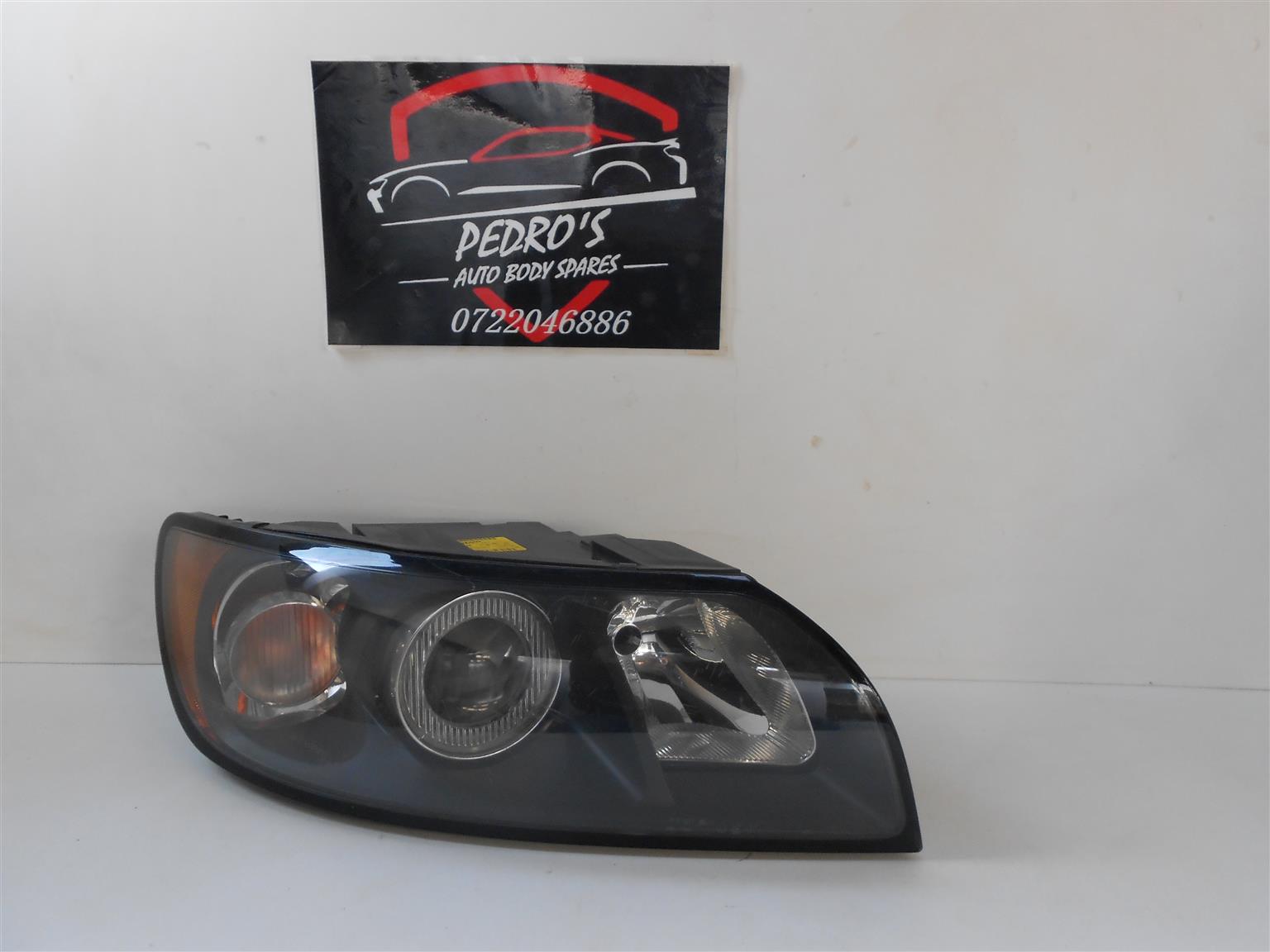 Volvo S40 Right Headlight - Private Seller Volvo S40 Right Headlight - Private Seller