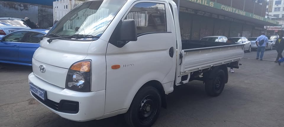 2011 HYUNDAI H100 BAKKIE 2.6 DIESEL,  WHITE IN COLOR MILEAGE