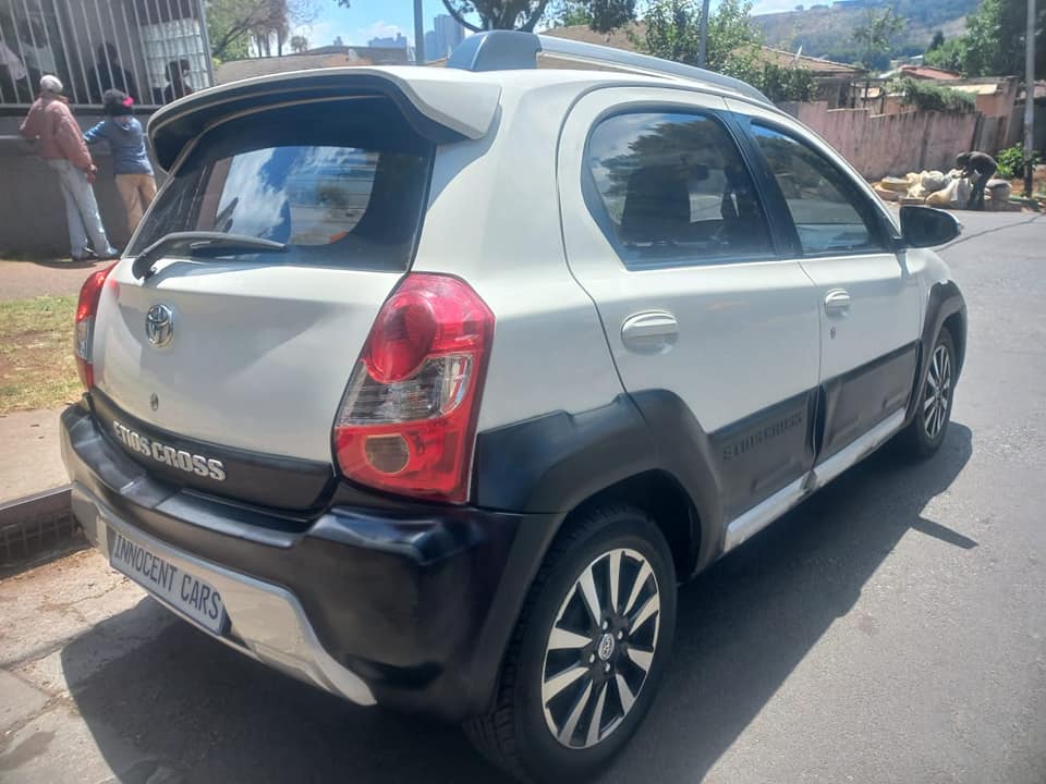 2015 TOYOTA ETIOS CROSS 1.5 PETROL, MANUAL, WHITE COLOR, MILEAGE 85000KMS