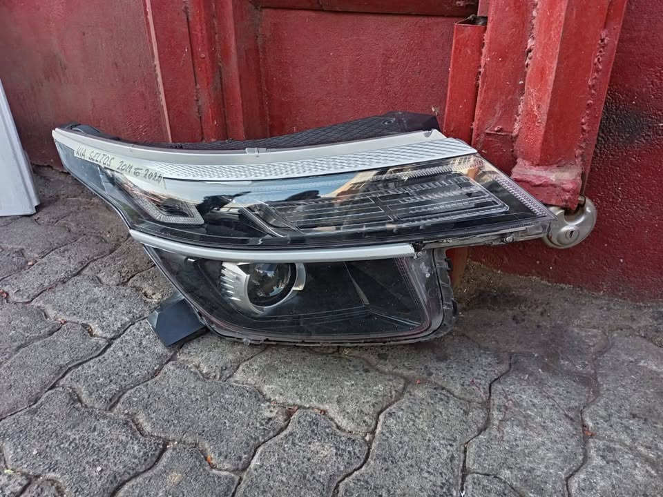 Kia Seltos Headlight LED - Private Seller Kia Seltos Headlight LED - Private Seller