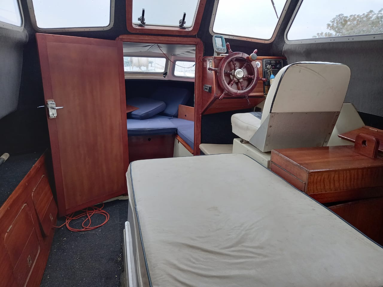 Cabin Cruiser - inboard diesel