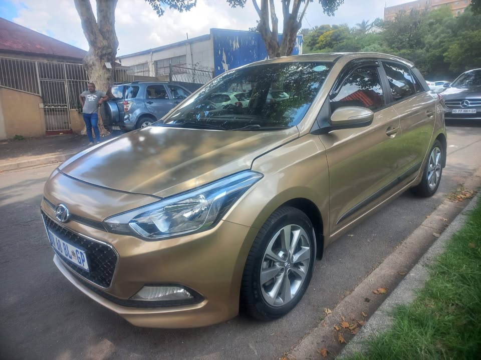 Hyundai i20 1.4 petrol, 2015 Model, Automatic, Gold color, mileage