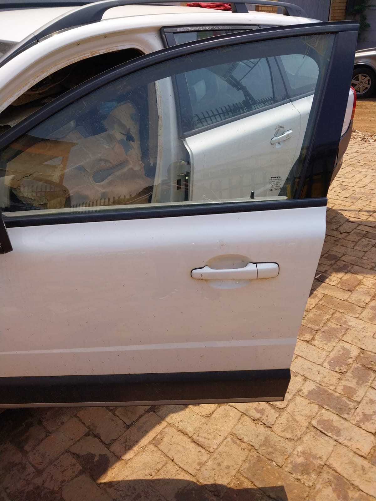VOLVO XC70 T6 2008 LEFT FRONT  COMPLETE DOOR FOR SALE (DELIVERY COUNTRY WIDE) - Private Seller