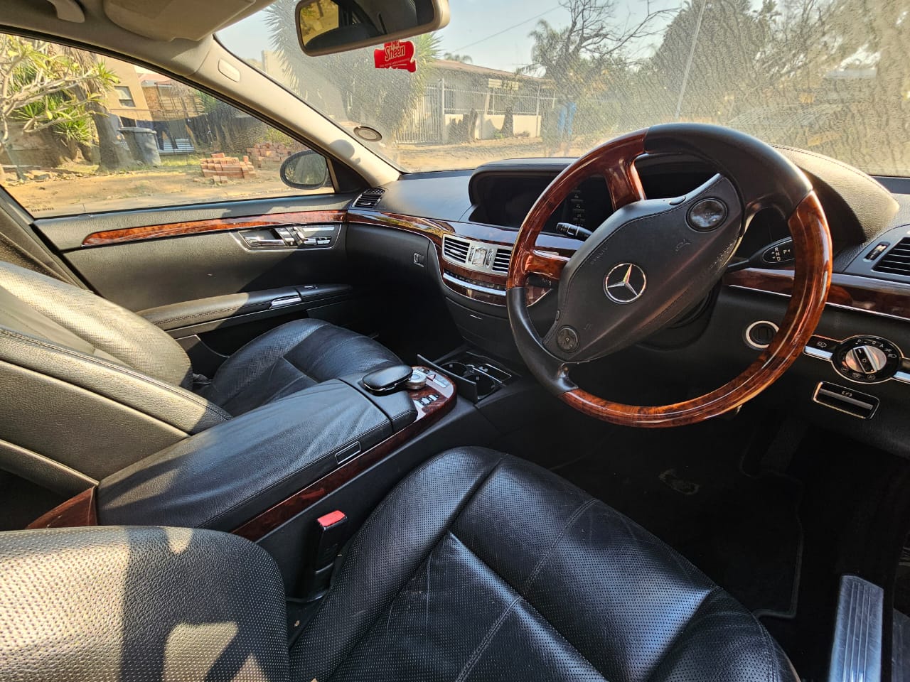 Mercedes Benz S500 W221 preface stripping used parts and spares for sale.