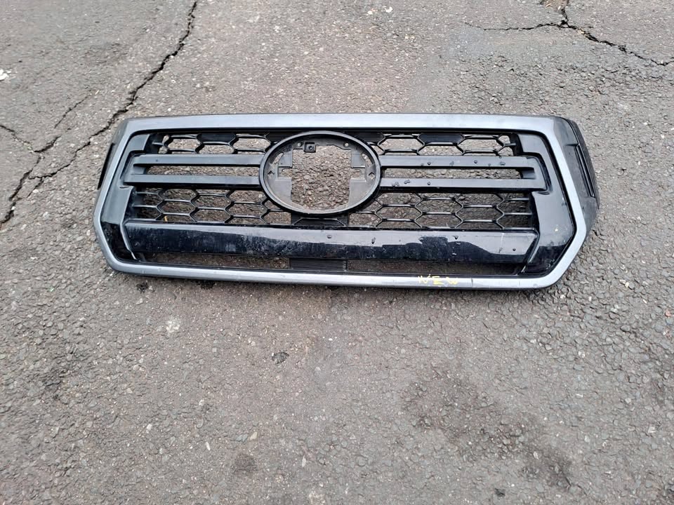 Toyota Hilux GD6 Front Grille Facelift R10 - Private Seller Toyota Hilux GD6 Front Grille Facelift R10 - Private Seller
