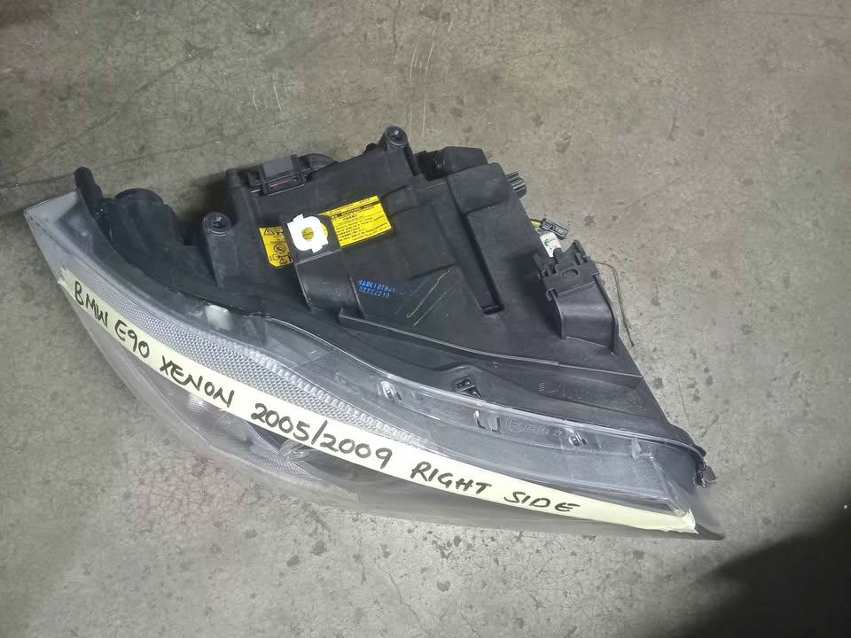 BMW E90 xenon light 2005/2009 right side - Private Seller BMW E90 xenon light 2005/2009 right side - Private Seller