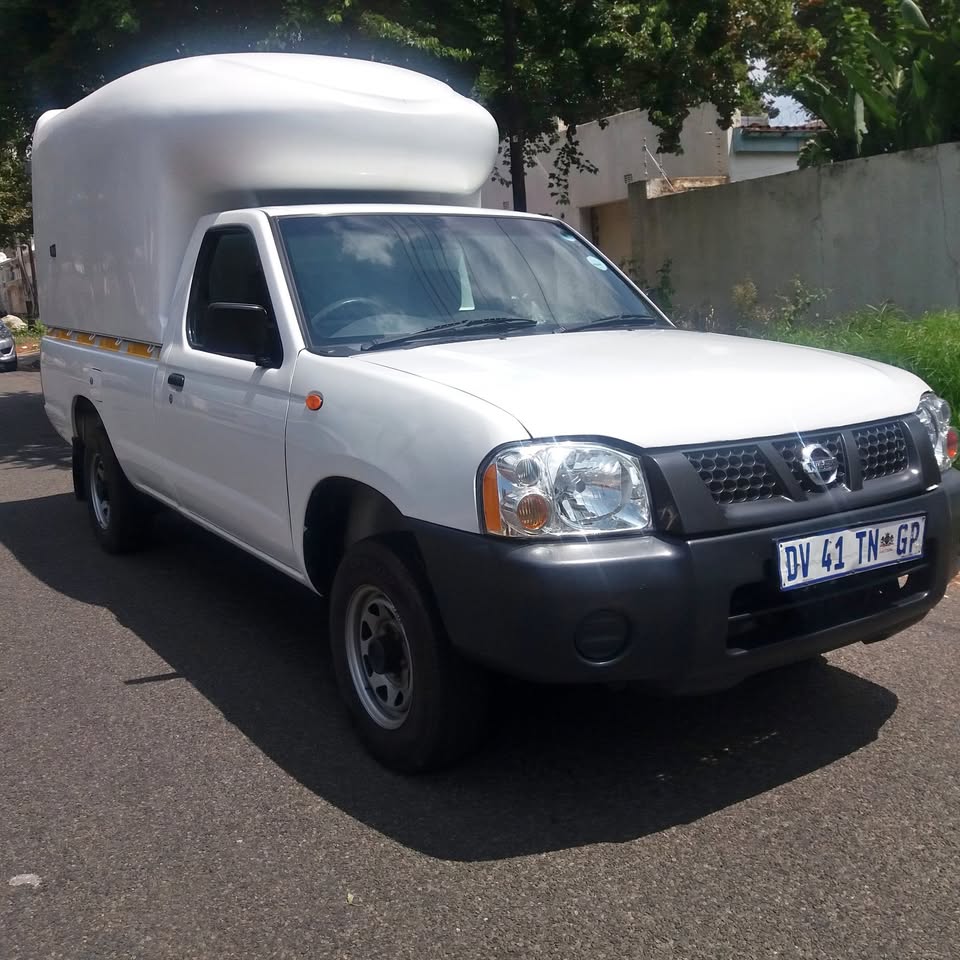 2015 NISSIAN NP300 2.0 PETROL WITH CANOPY