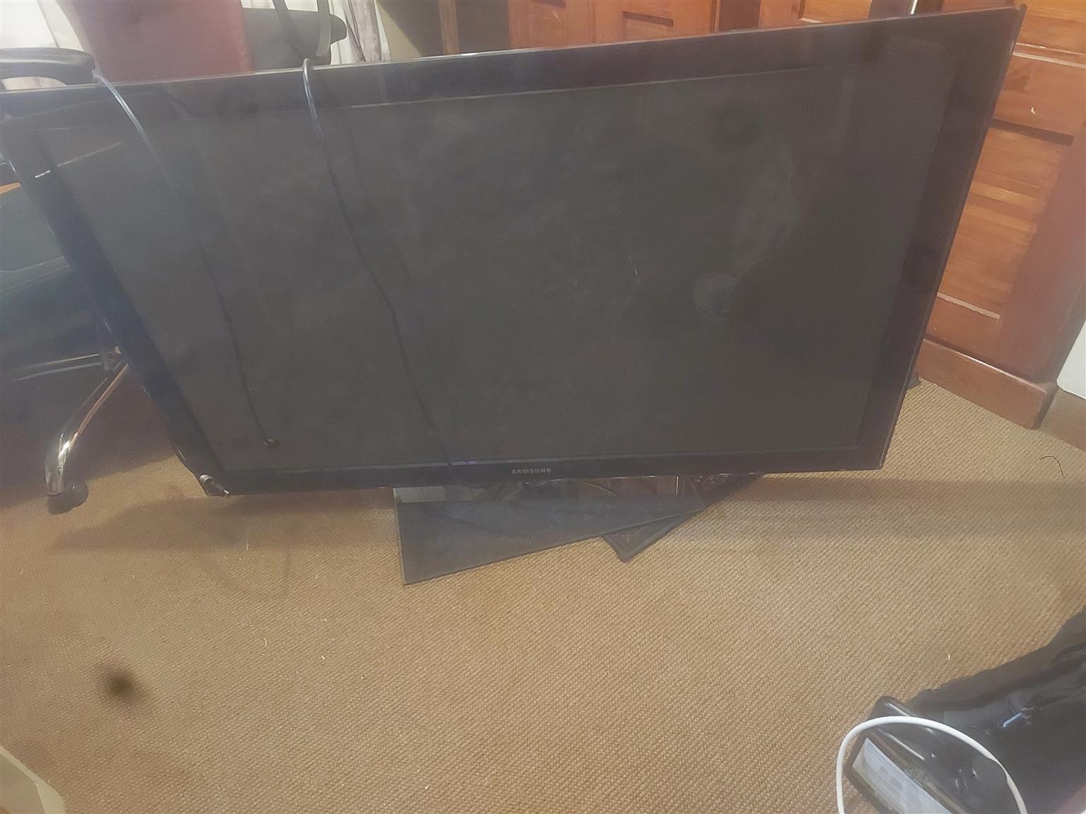TV SAMSUNG 50" PLASMA WITH BRACKET