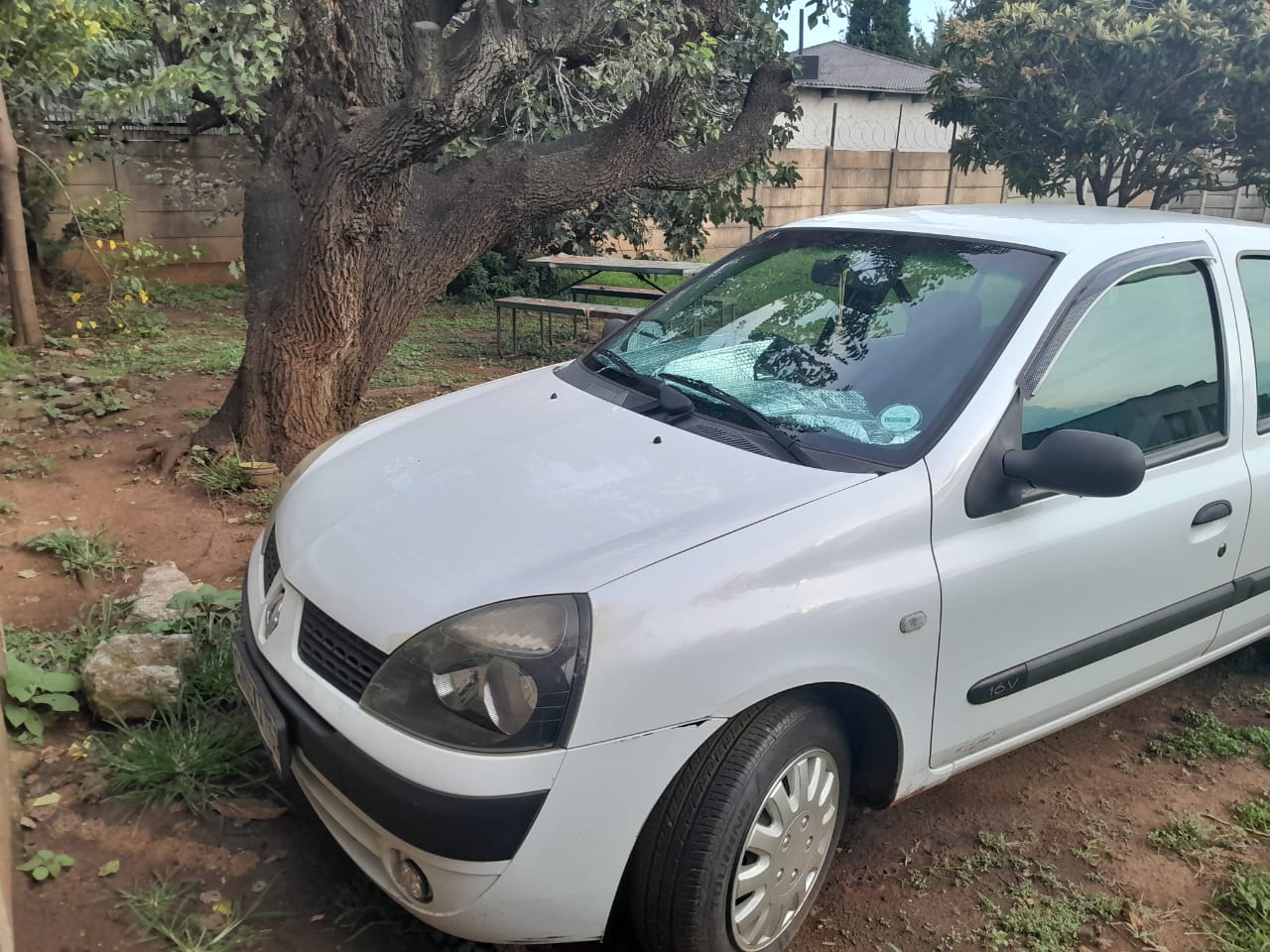 Used 2002 Renault Clio 1.6 Avantage - Private Seller Used 2002 Renault Clio 1.6 Avantage - Private Seller