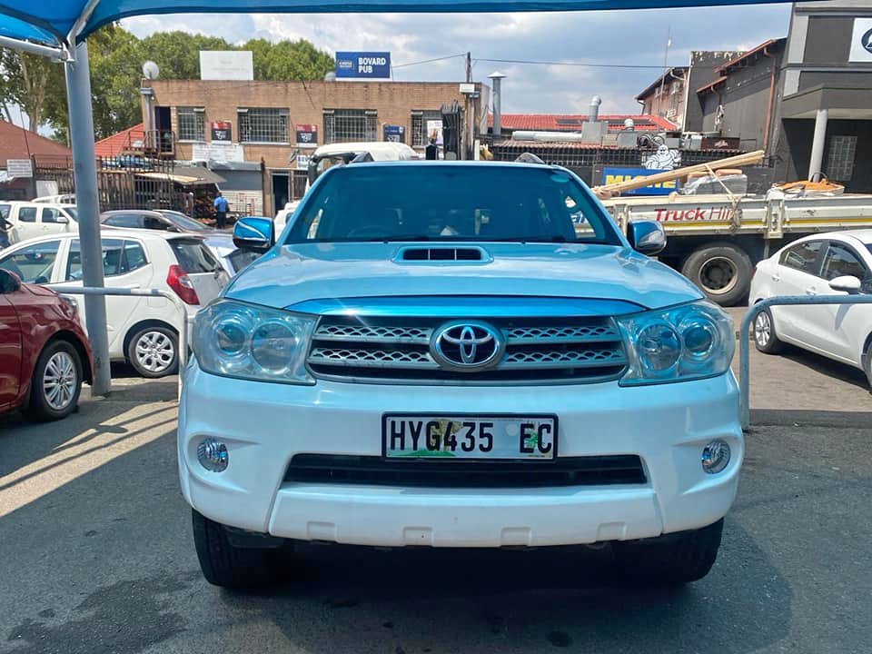 2011 TOYOTA FORTUNER 3.0  4X2 MANUAL