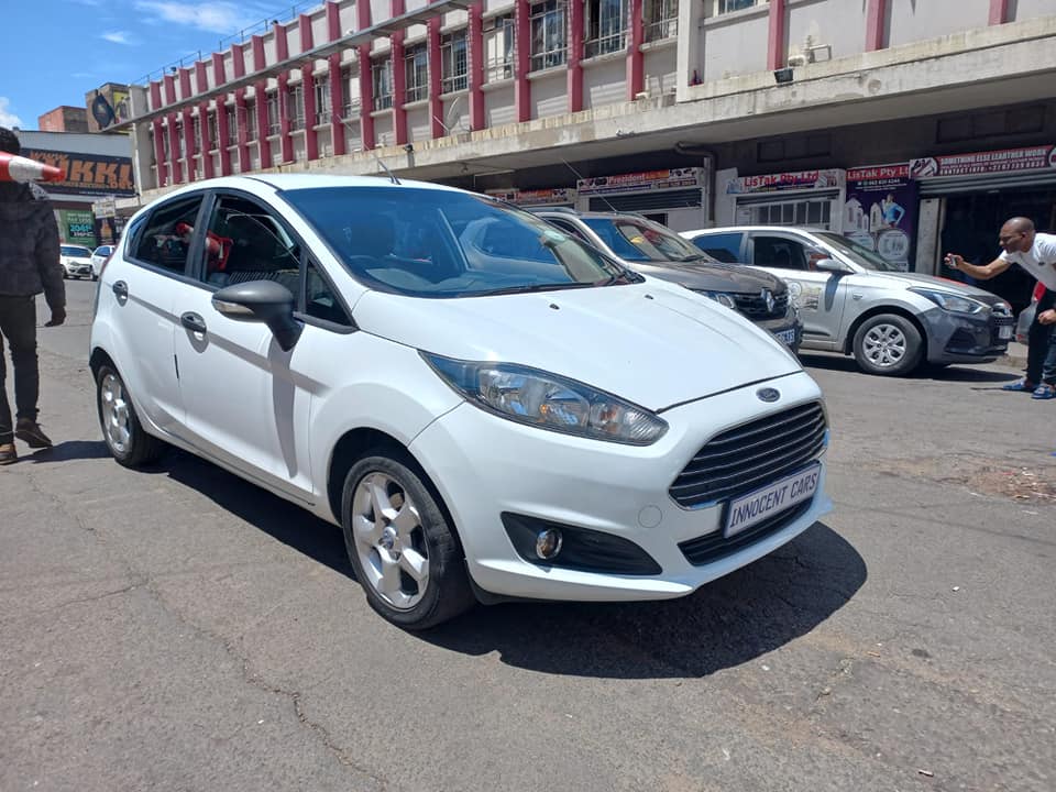 2014 FORD FIESTA HATCHBACK 1.4 PETROL, MANUAL TRANSMISSION, WHITE COLOUR