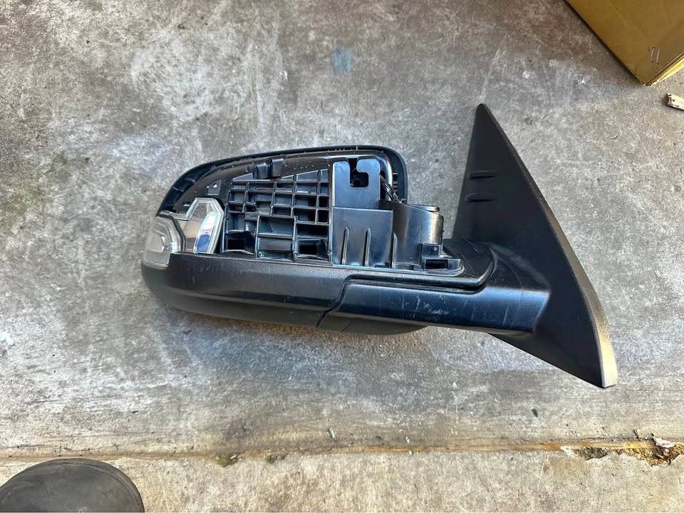 Hyundai venue right side mirror - Private Seller Hyundai venue right side mirror - Private Seller