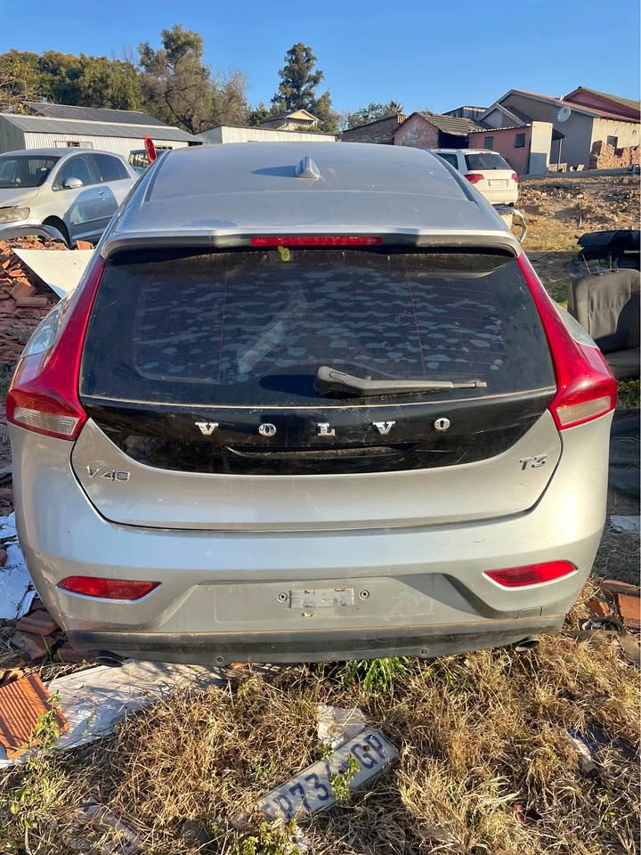 Volvo V40 T3 stripping for spares.