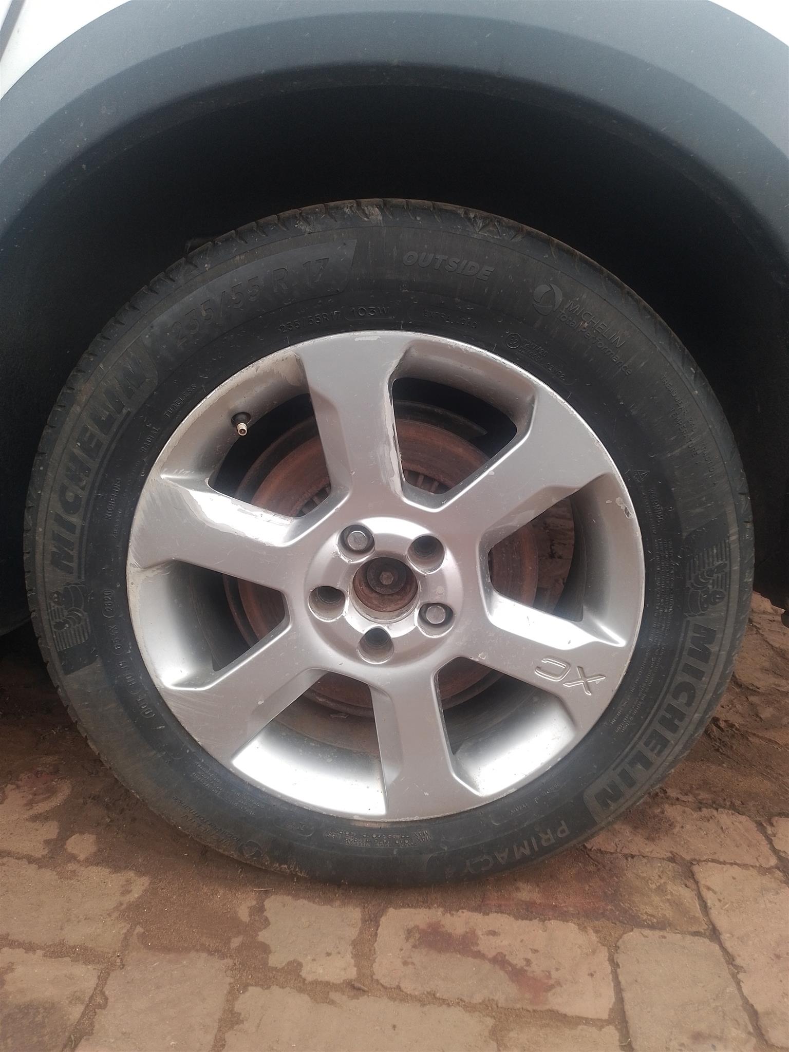 17" TYRE AND RIM VOLVO XC70 2009 FOR SALE DELIVERY AVAILABLE COUNTRY WIDE - Private Seller