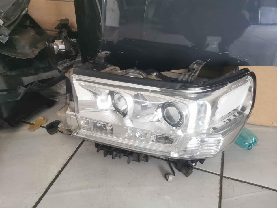 Toyota land Cruiser left headlight 2020 - Private Seller Toyota land Cruiser left headlight 2020 - Private Seller
