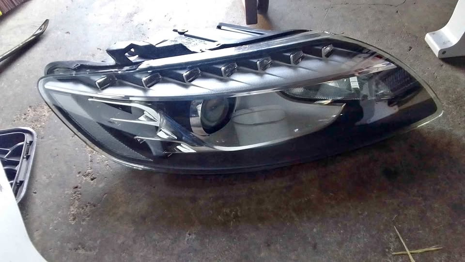 Audi Q7 headlight - Private Seller Audi Q7 headlight - Private Seller