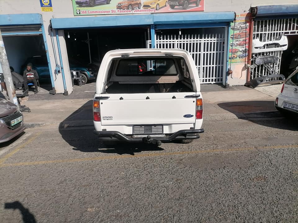 2007 Ford Ranger 2.5 Double Cab Bakkie with a Canopy and a Nice interior seat
