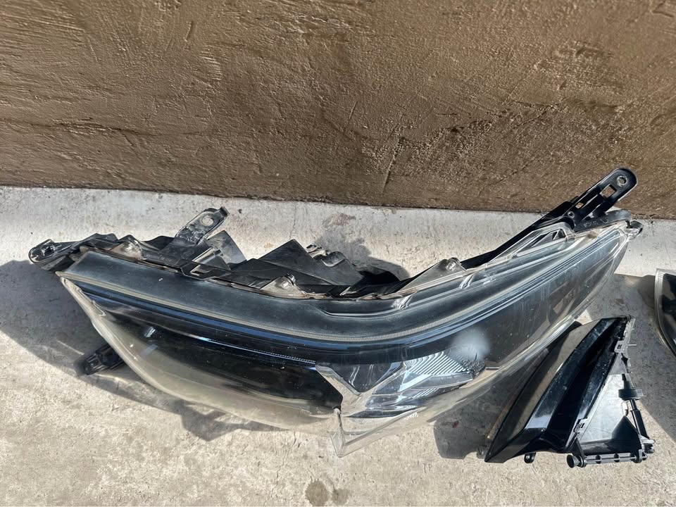Toyota gd6 left normal headlight - Private Seller