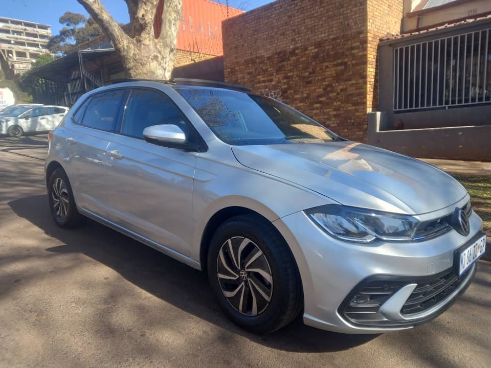 2023 VW Polo 9 Tsi 1.0 Petrol, Automatic, Silver, 29000kms, R268,000 Service book. Reverse Camera