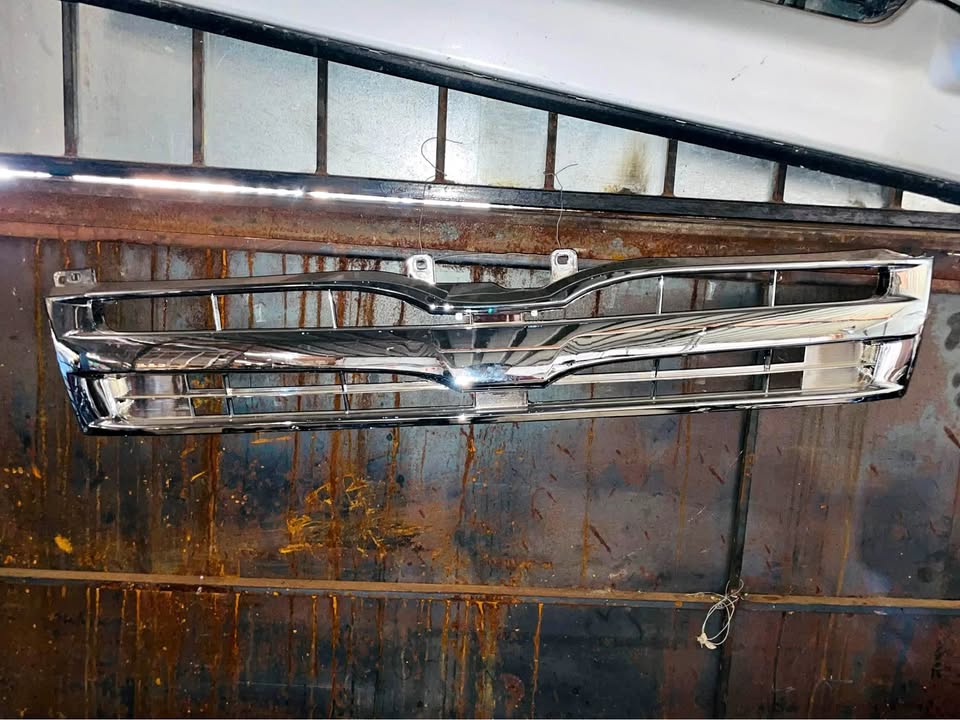 Toyota Quantum center grille - Private Seller Toyota Quantum center grille - Private Seller