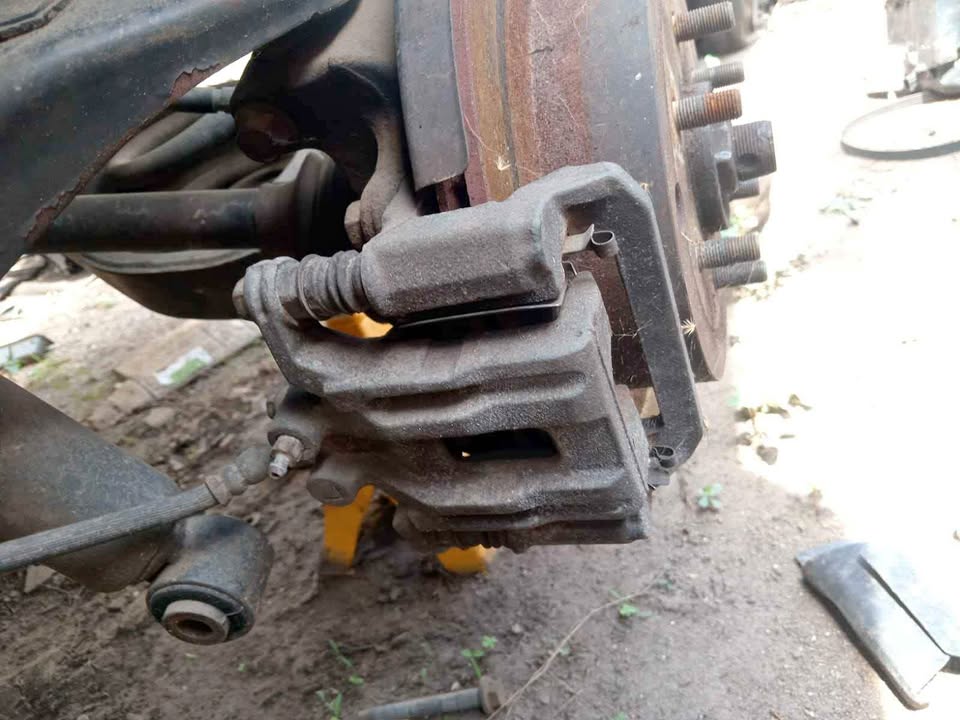 Nissan Pathfinder 2005 4.0 left rear brake caliper Nissan Pathfinder 2005 4.0 left rear brake caliper