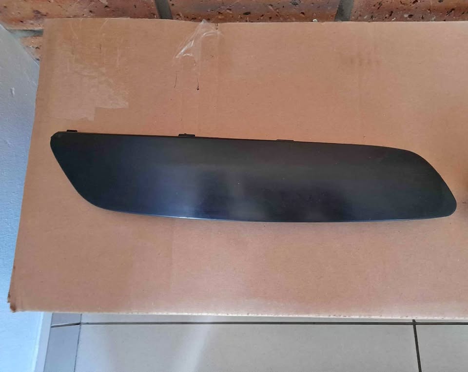 VW GOLF 5 GTI FRONT BUMPER BEADING FORSALE