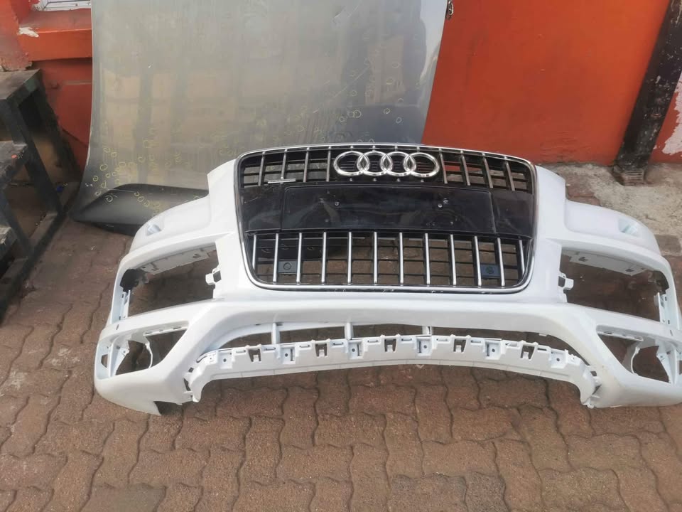Audi Q7 bumper with grill - Private Seller Audi Q7 bumper with grill - Private Seller