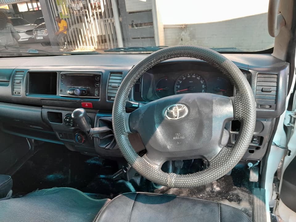 2015 TOYOTA QUANTUM 2.5 MANUAL