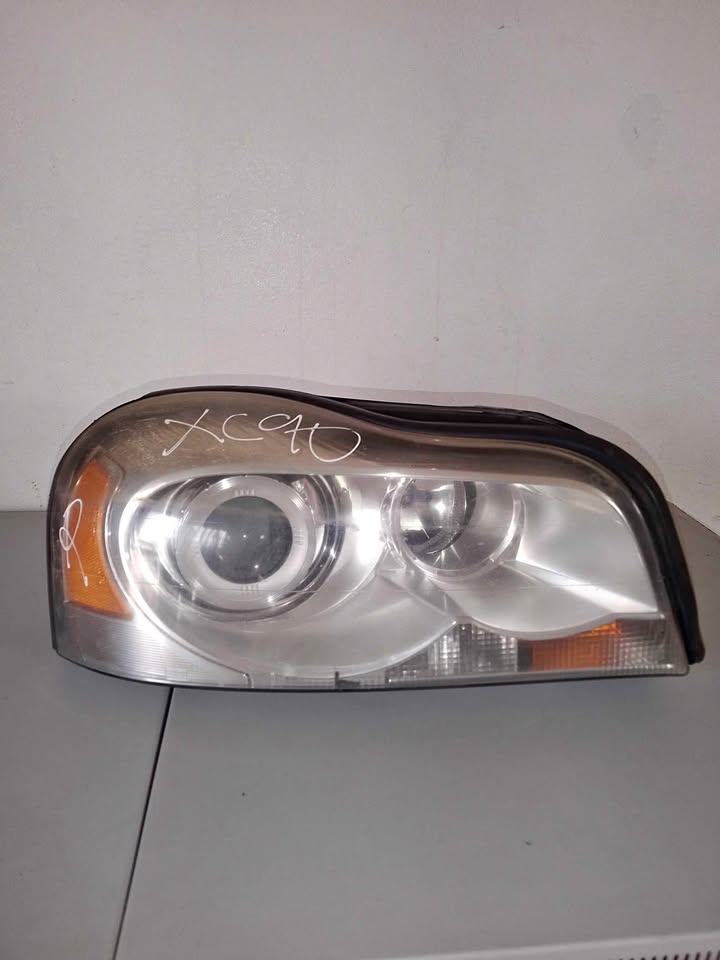 VOLVO XC90 RIGHT XENON HEAD LIGHT FOR SALE (DELIVERY AVAILABLE NATION WIDE) - Private Seller VOLVO XC90 RIGHT XENON HEAD LIGHT FOR SALE (DELIVERY AVAILABLE NATION WIDE) - Private Seller